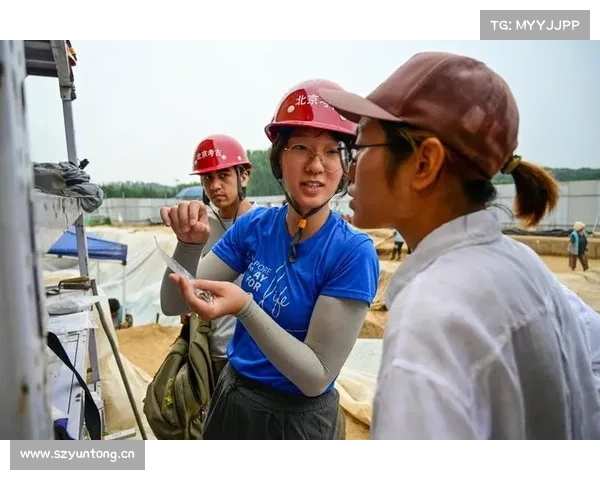 “哇,快看我找到了什么!”凌晨6点,5个“洋学生”蹲在坑底开始“挖土” “哇,快看我找到了什么!”凌晨6点,5个“洋学生”蹲在坑底开始“挖土”